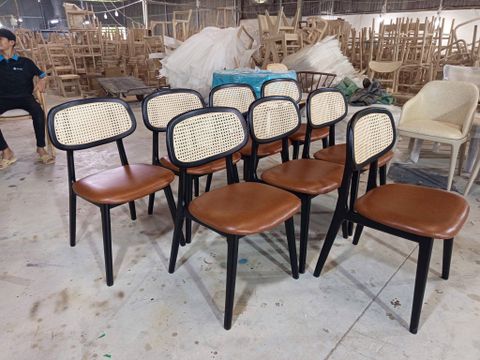 Đừng bao giờ chọn ghế quán café, nhà hàng mà không thử ngồi