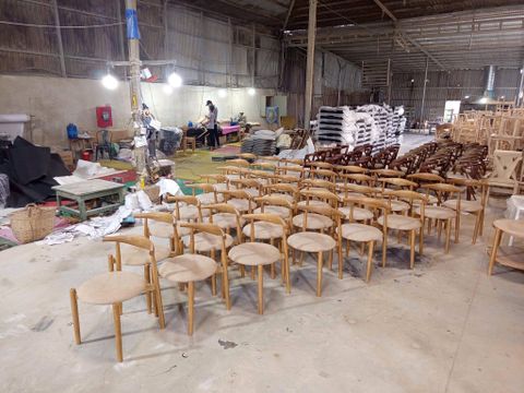 Một trong những lỗi tốn tiền nhất của chủ quán cafe: gom bàn ghế nhiều nguồn khác nhau