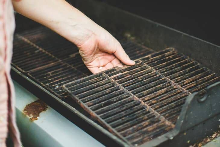 Dầu mỡ cháy khét và cặn cháy bám trên vỉ nướng nhà hàng