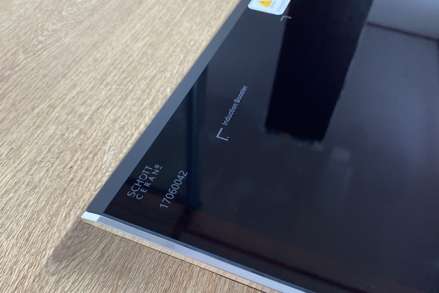 Bếp sử dụng mặt kính gốm Schott Ceran (Made in Germany)