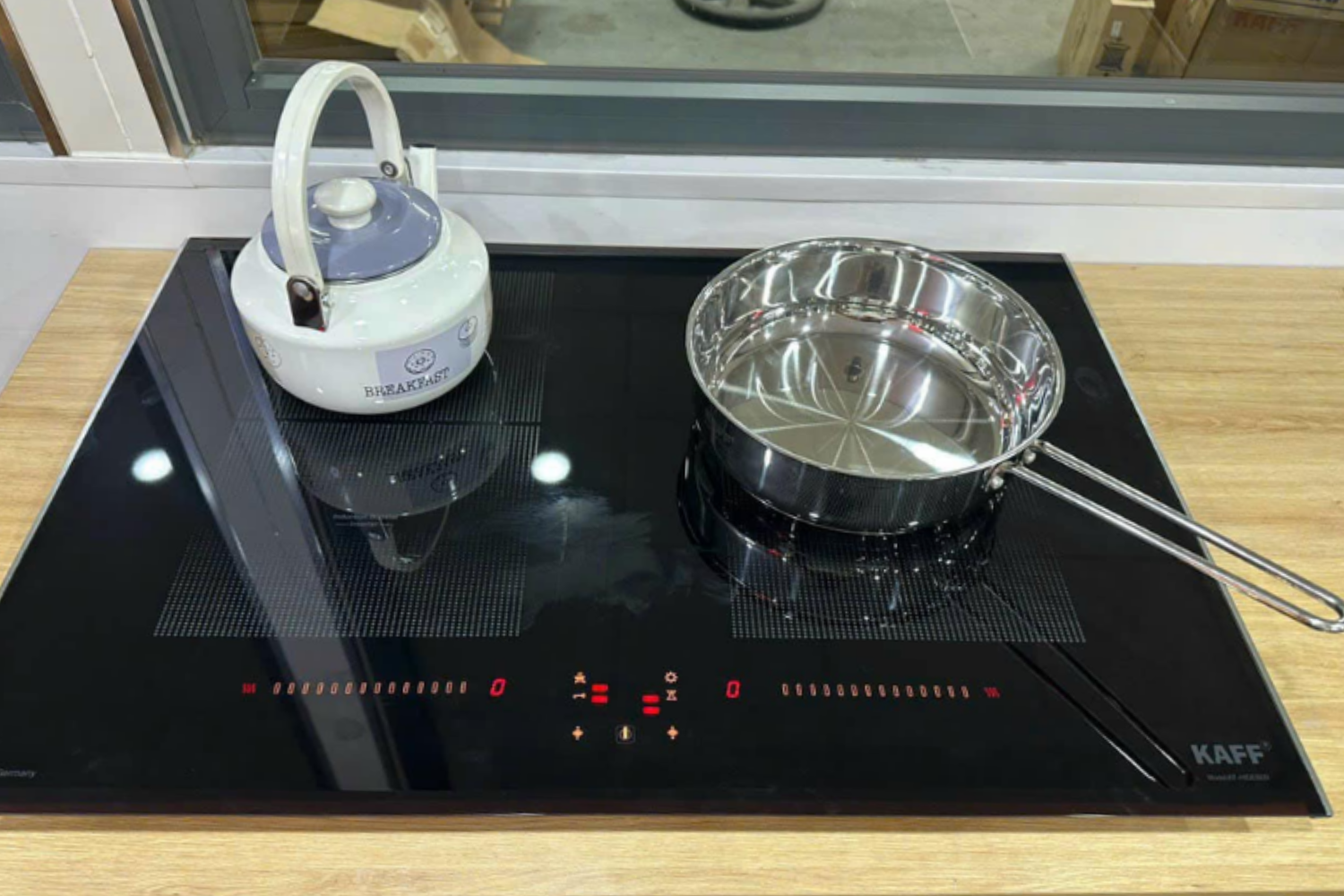 Bếp sử dụng mặt kính Schott Ceran sản xuất tại Đức