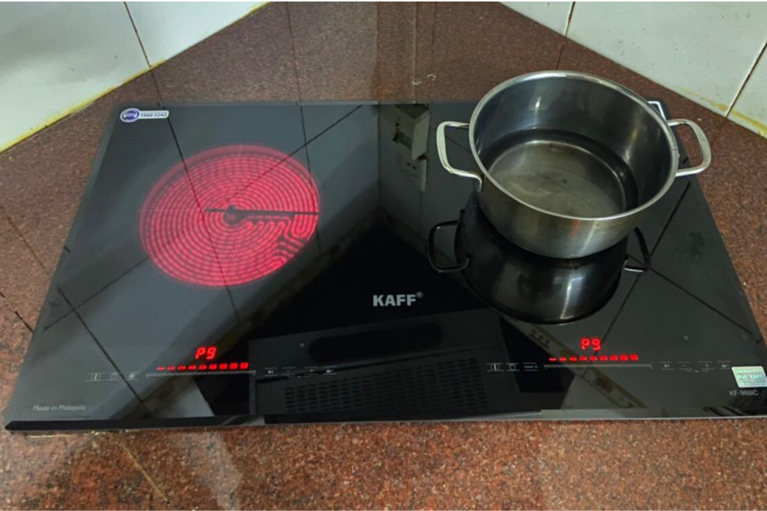 Bếp điện từ KAFF KF-988IC sở hữu thiết kế âm phẳng liền khối