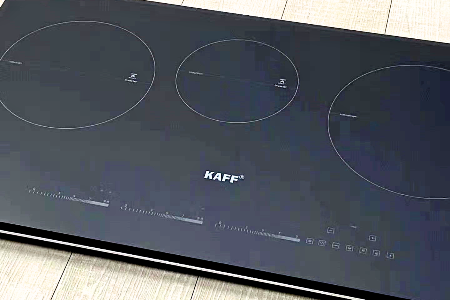 Bếp từ KAFF KF-IG3001II được thiết kế với 3 vùng nấu từ độc lập