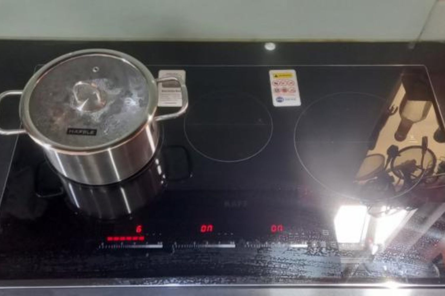 Bếp chỉ sinh nhiệt khi có nồi được đặt lên vùng nấu