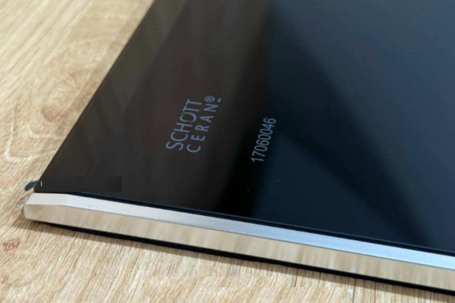 Bếp từ KAFF KF-HID7348II được thiết kế với bo viền hợp kim nhôm hai cạnh bên