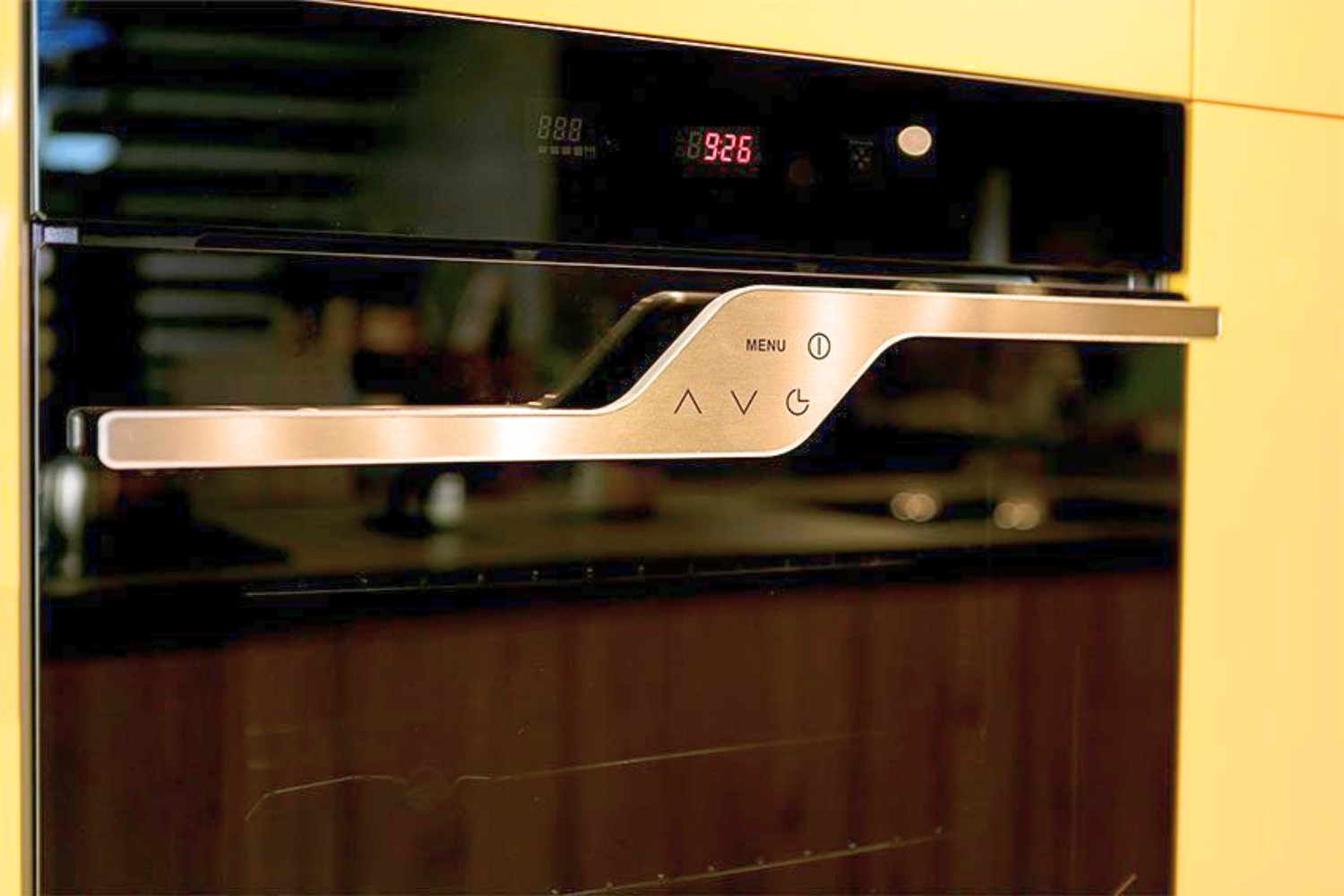 Lò nướng âm tủ Malloca MOV-LX74 sở hữu bảng điều khiển được bố trí độc đáo ngay trên tay nắm nhôm