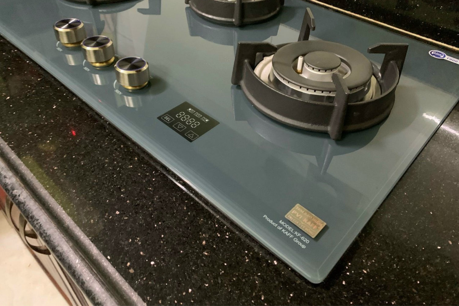 Mặt bếp được làm từ kính cường lực dày 8 mm