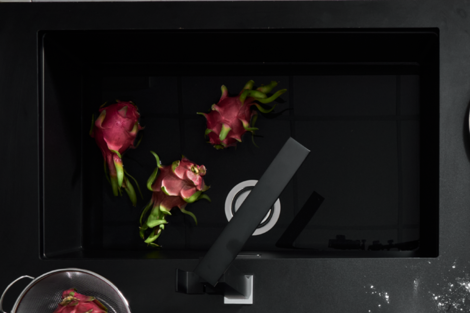 Chậu Malloca K-13040 được làm từ chất liệu đá Granite phủ Nano Bạc giúp chống bám bẩn hiệu quả