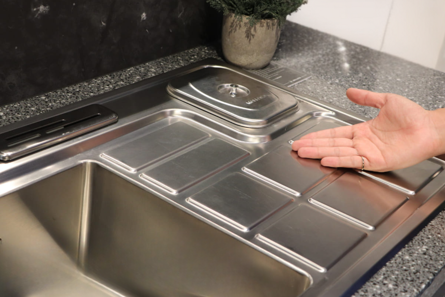 Chậu Inox Malloca MS 8817 N trang bị hộc đựng rác tiện lợi