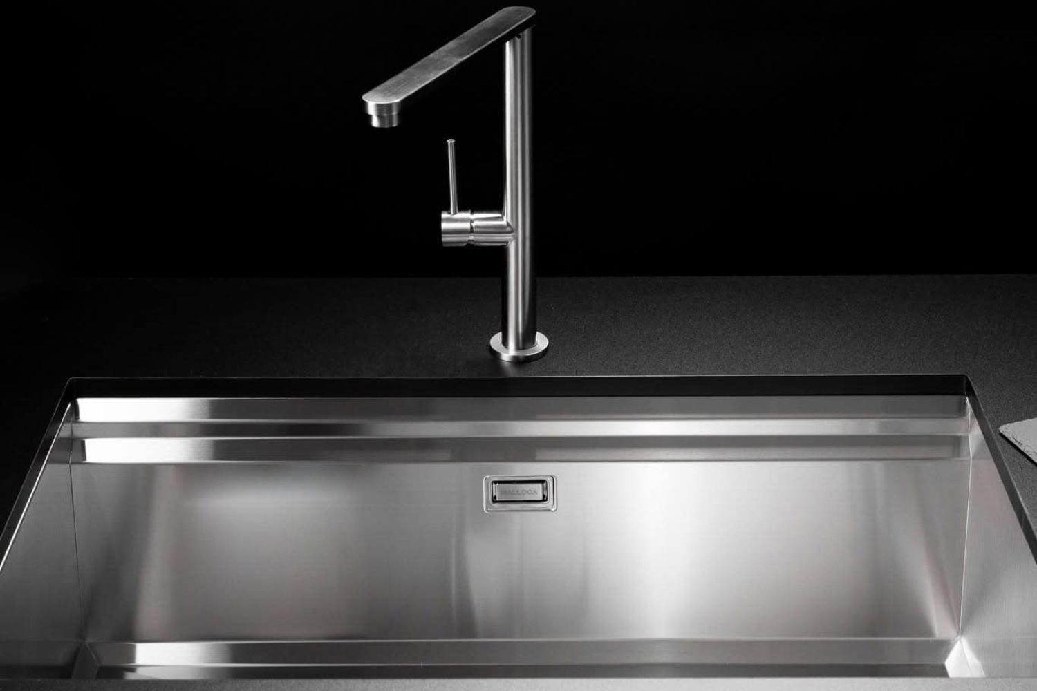 Malloca Slide MS 781 có lỗ thoát tràn bên trong hố rửa