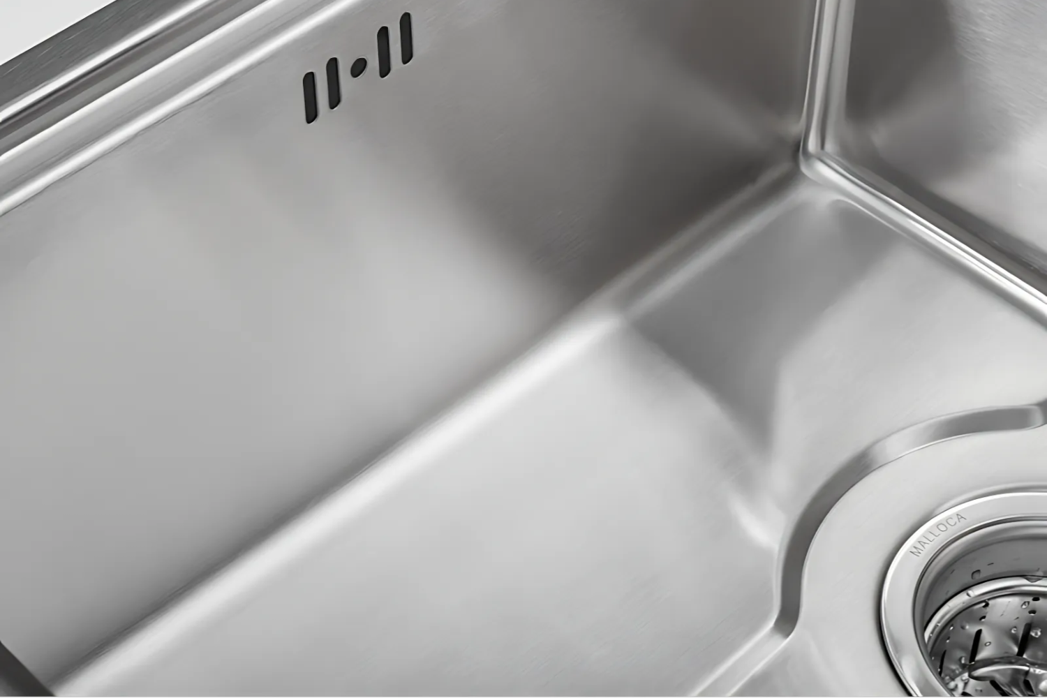 Đáy chậu của Malloca MS 5082W phủ một lớp sơn chống thấm nước dày