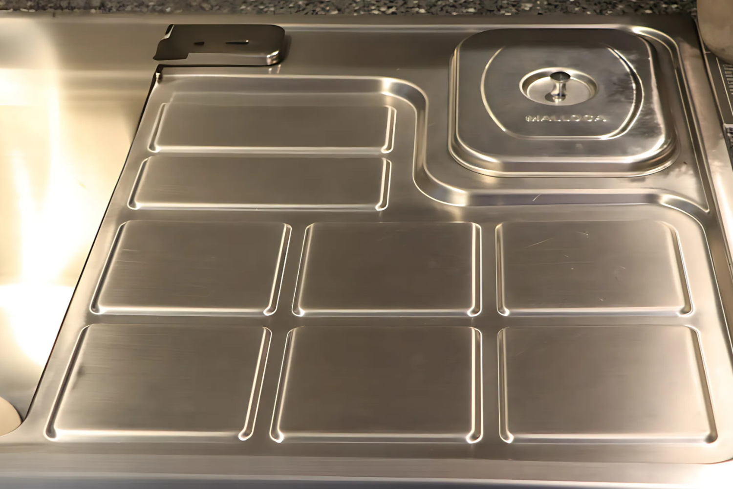 Chậu rửa bát Malloca MS 8817 được trang bị bàn chờ lớn, giúp dễ dàng thao tác