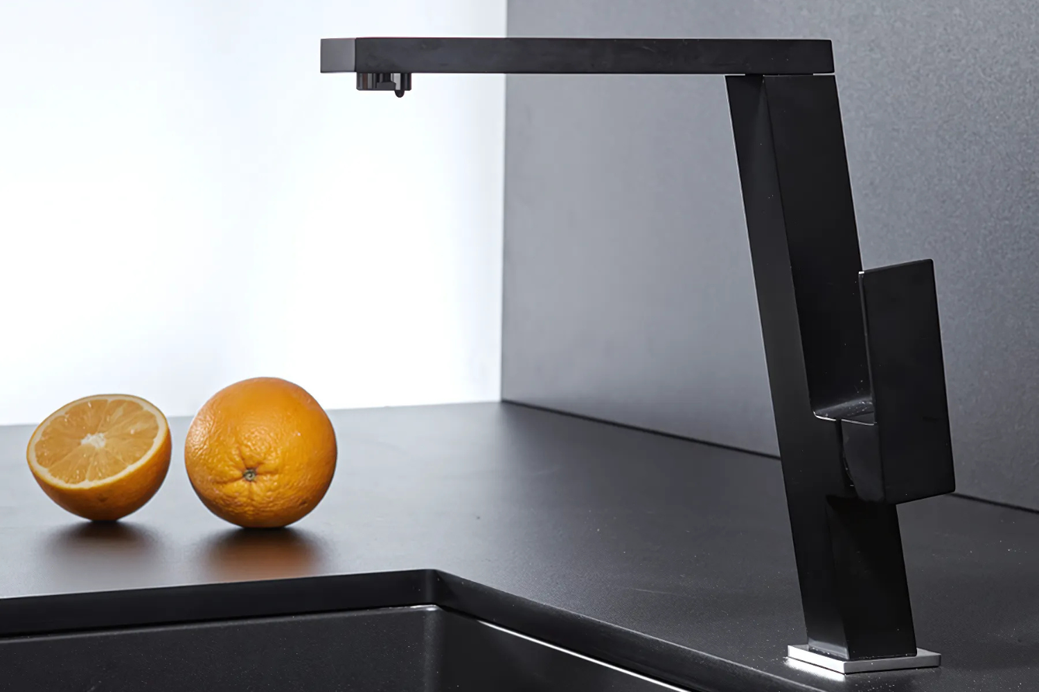 Vòi rửa chén Malloca K131BL thiết kế kiểu dáng vuông vức, sang trọng