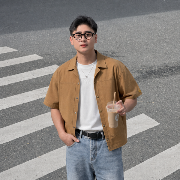 Người mẫu nam mặc áo Pure Form Tee với áo khoác bên ngoài