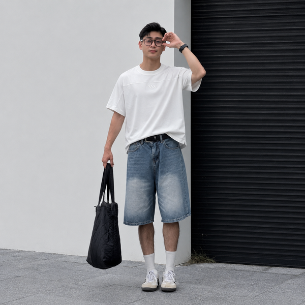 Người mẫu nam mặc áo Pure Form Tee với quần short jeans