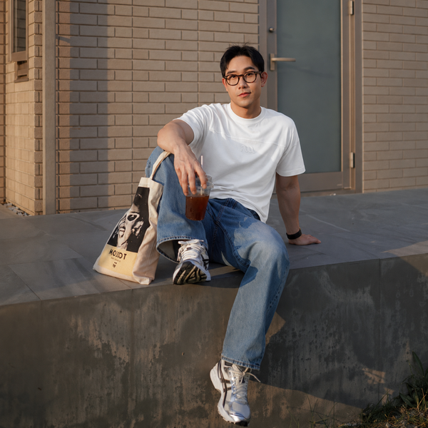 Người mẫu nam mặc áo Pure Form Tee với quần jeans dài
