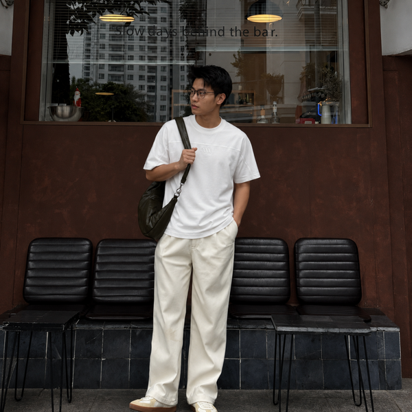 Người mẫu nam mặc áo Pure Form Tee với quần ống suông
