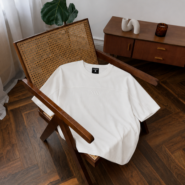 Cận cảnh áo thun nam Pure Form Tee relaxed fit nằm trên ghế
