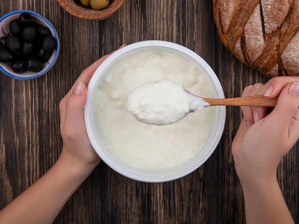 Live yeast yogurt