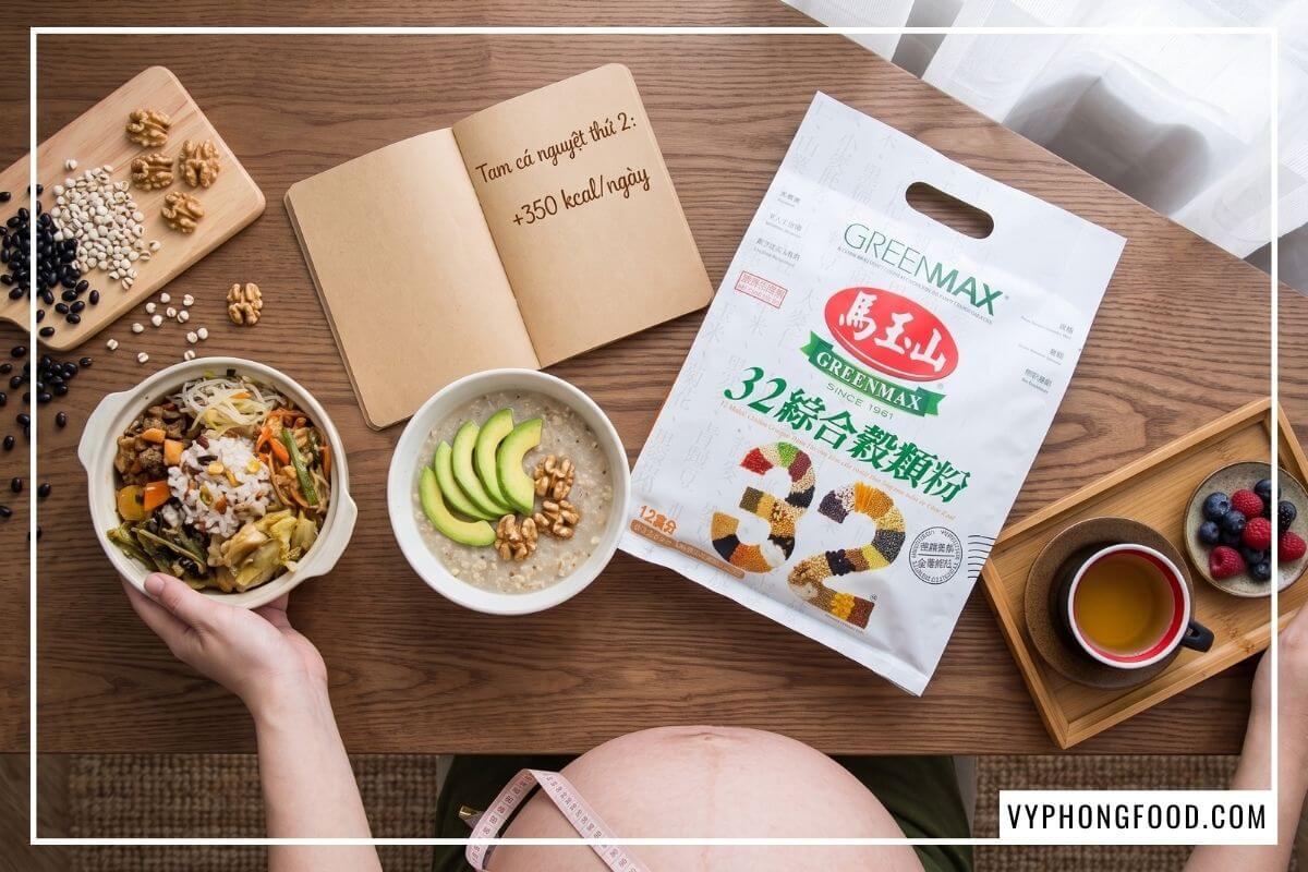Bát bột ngũ cốc 32 loại hạt Greenmax pha ấm cùng lát bơ tươi trên bàn gỗ tần bì cho mẹ bầu ăn đồ chay