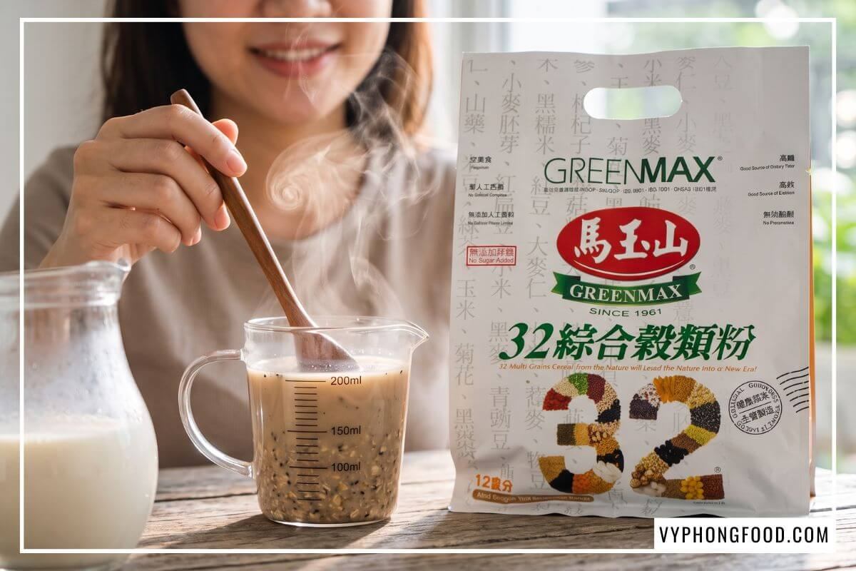 Khuấy muỗng gỗ vào cốc 200ml bột ngũ cốc 32 loại hạt Greenmax hòa tan bốc khói làm các món ăn chay tốt cho sức khỏe