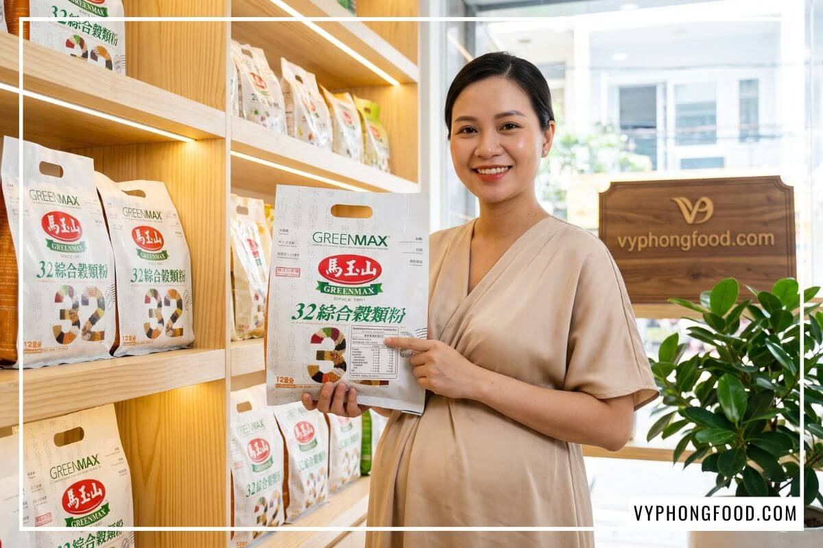Mẹ bầu xem tem phụ tiếng Việt trên túi bột ngũ cốc dinh dưỡng không đường từ 32 loại hạt Greenmax tại Vy Phong Food cho chế độ ăn chay cho bà bầu