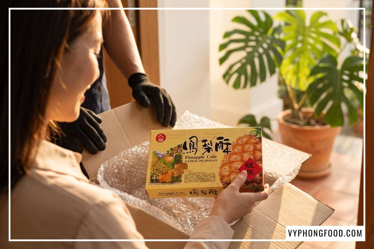 Đồng kiểm kiện hàng nguyên vẹn tại cửa hàng bánh dứa Đài Loan trước hiên nhà