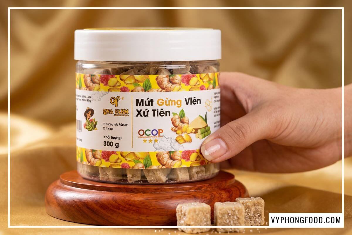 Cận cảnh con dấu chứng nhận OCOP 3 sao trên tem nhãn hũ mứt gừng viên xứ Tiên QNA Farm.