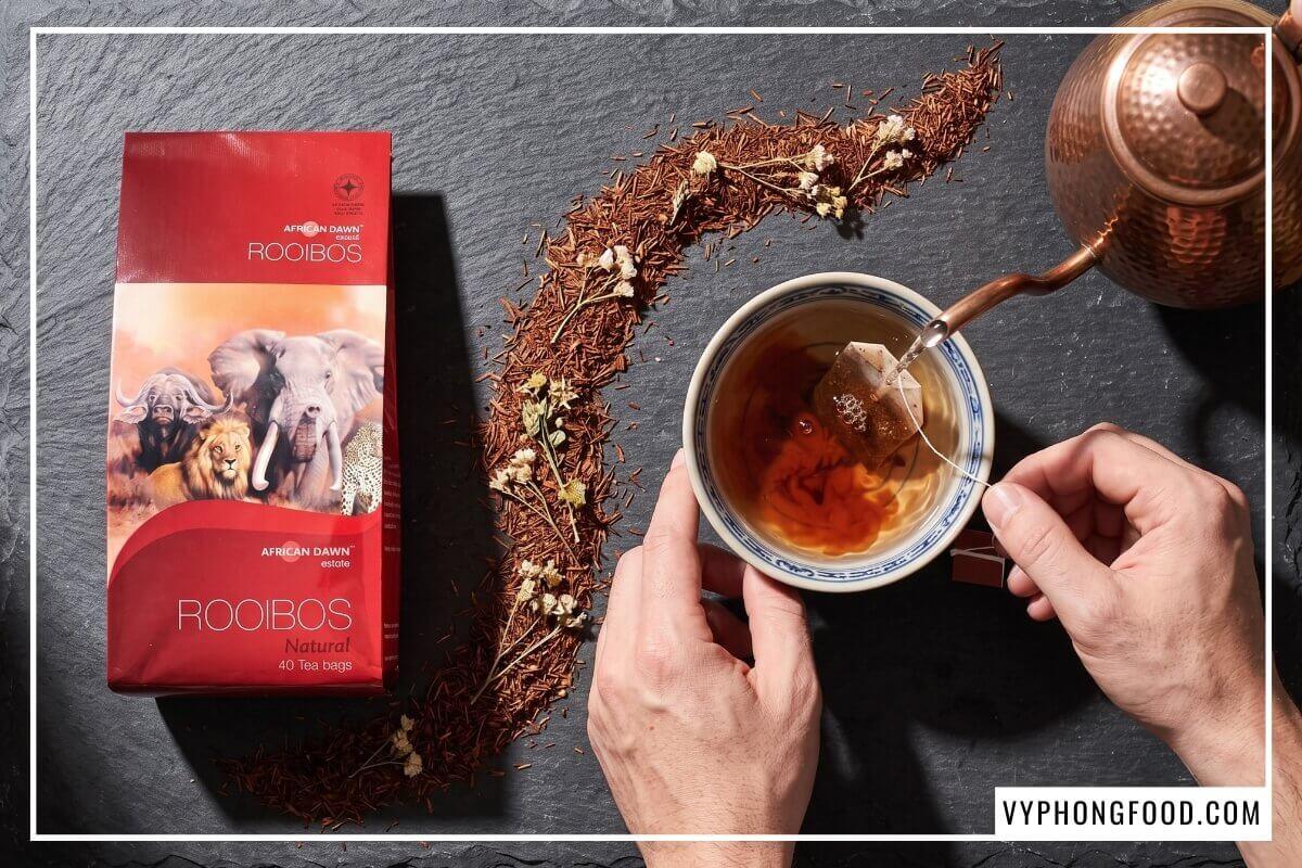 Gói trà rooibos African Dawn và túi trà thảo mộc không tannin, không gây cào ruột đau dạ dày trên đá phiến.