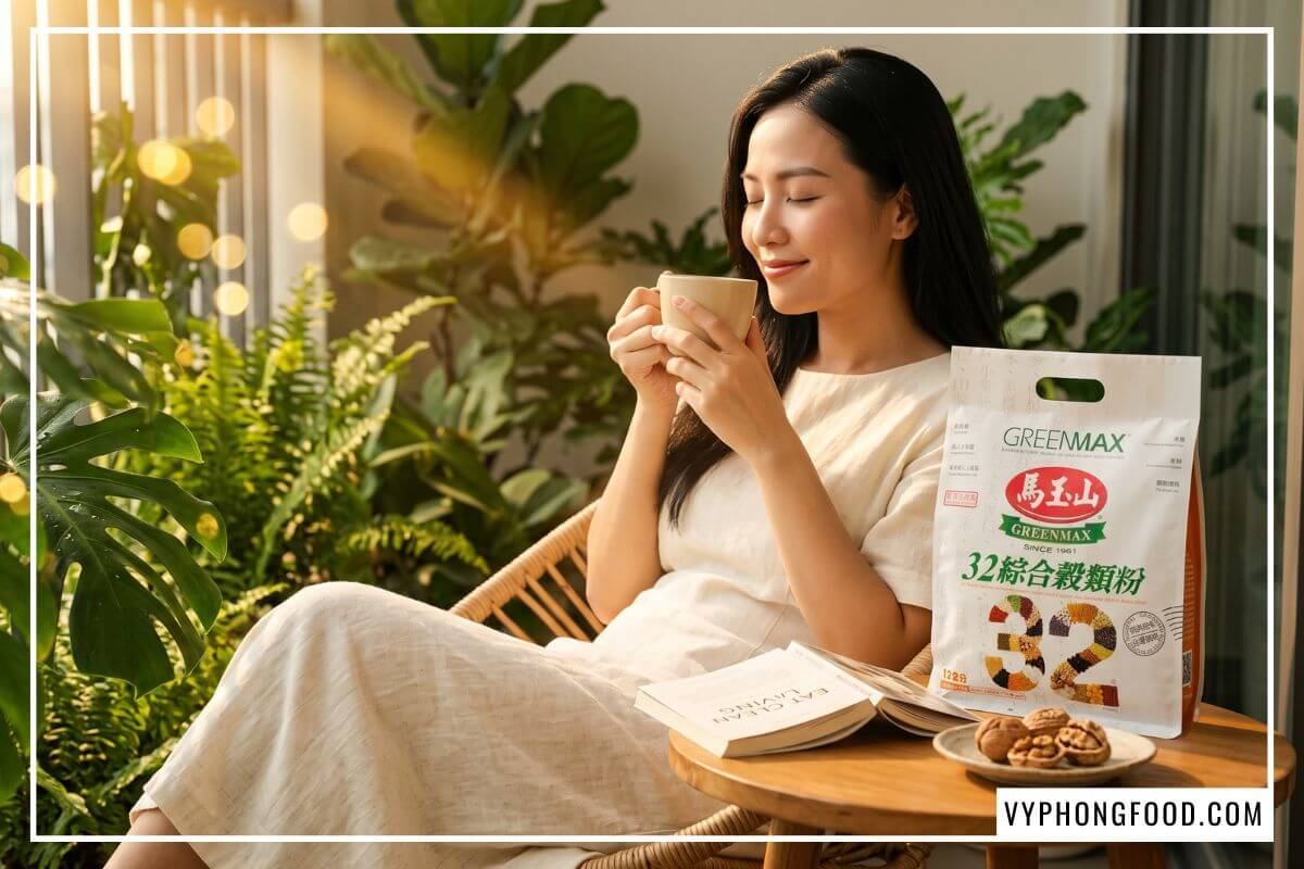 Người phụ nữ uống ly bột ngũ cốc dinh dưỡng dịu nhẹ bụng mua từ cửa hàng đồ chay gần nhất