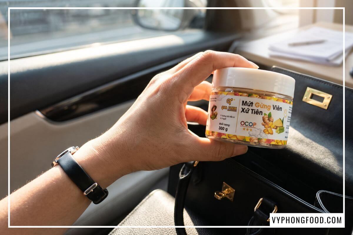 Cầm hũ mứt gừng viên 95g nắp trắng nhỏ gọn tiện dụng từ thảo mộc tự nhiên