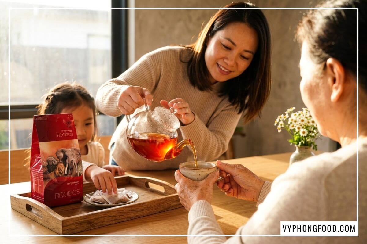 Mẹ rót trà cho bà trong bài review trà rooibos Nam Phi dạng túi lọc ấm cúng.