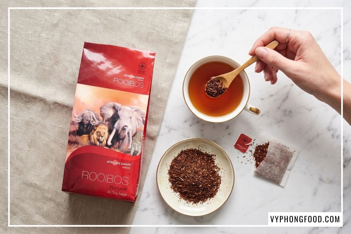 Chi tiết gói bao bì và tách sứ trắng trong bài review trà rooibos Nam Phi dạng túi lọc.