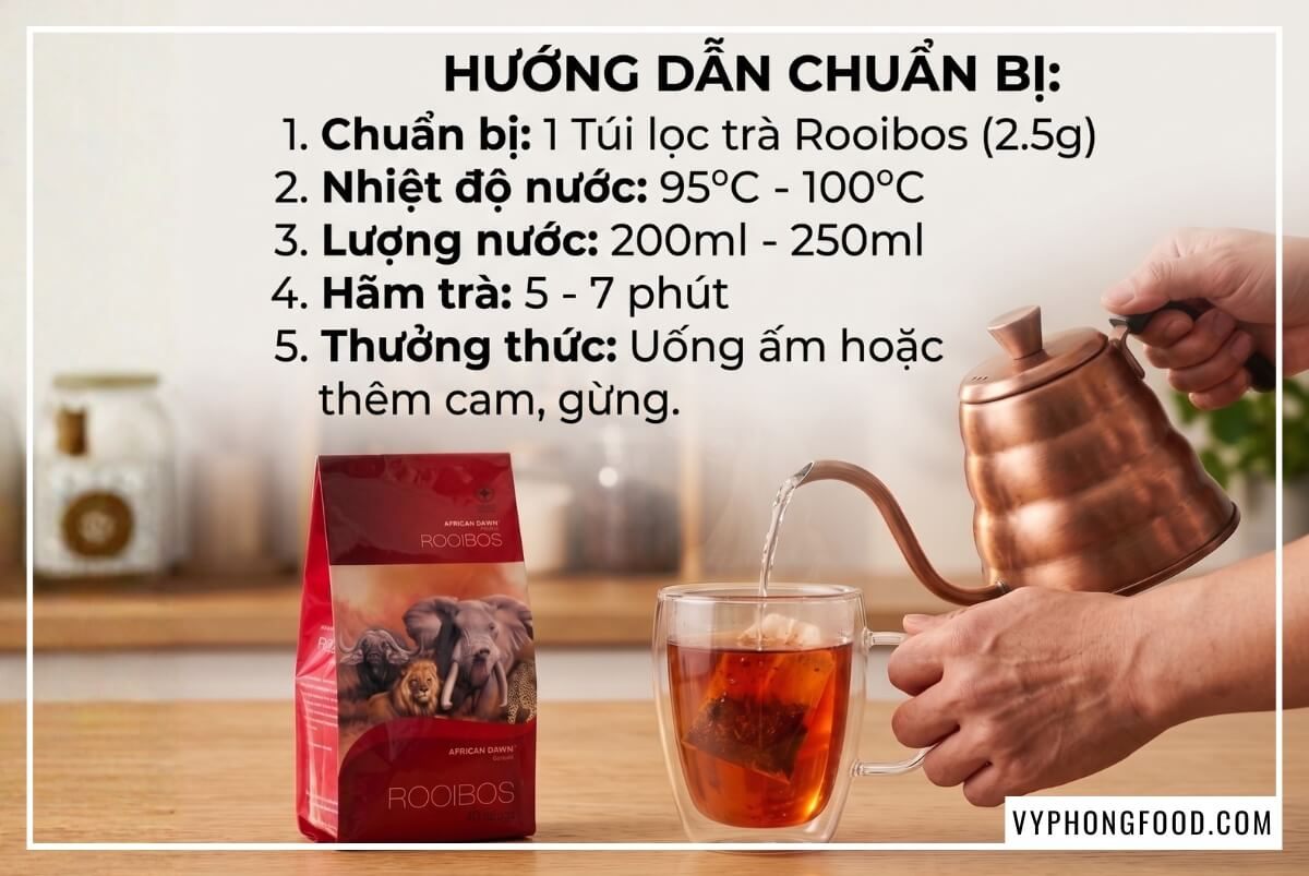 Rót nước sôi pha trà thảo mộc túi lọc rooibos đỏ hổ phách trên bàn gỗ sồi.