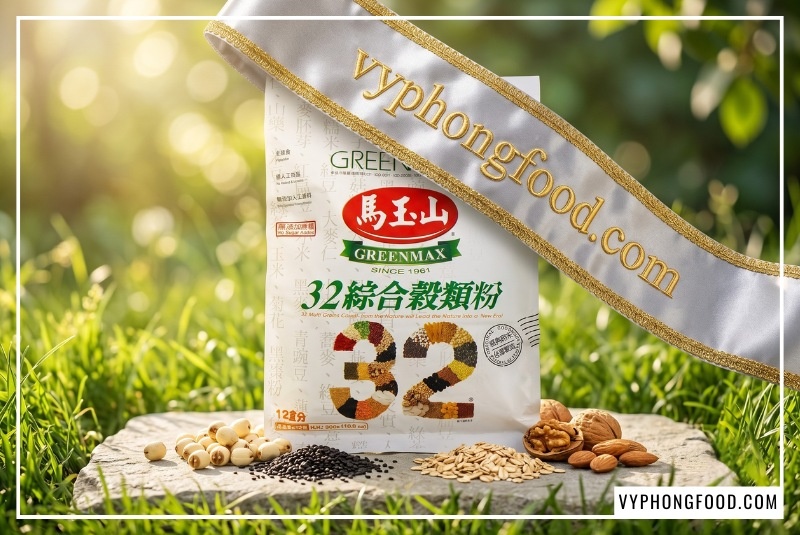 Túi bột ngũ cốc dinh dưỡng không đường từ 32 loại hạt thương hiệu Greenmax trên nền thiên nhiên tươi mát, đại diện cho nguồn cung cấp ngũ cốc đài loan chính ngạch giá sỉ uy tín từ Vy Phong Food.