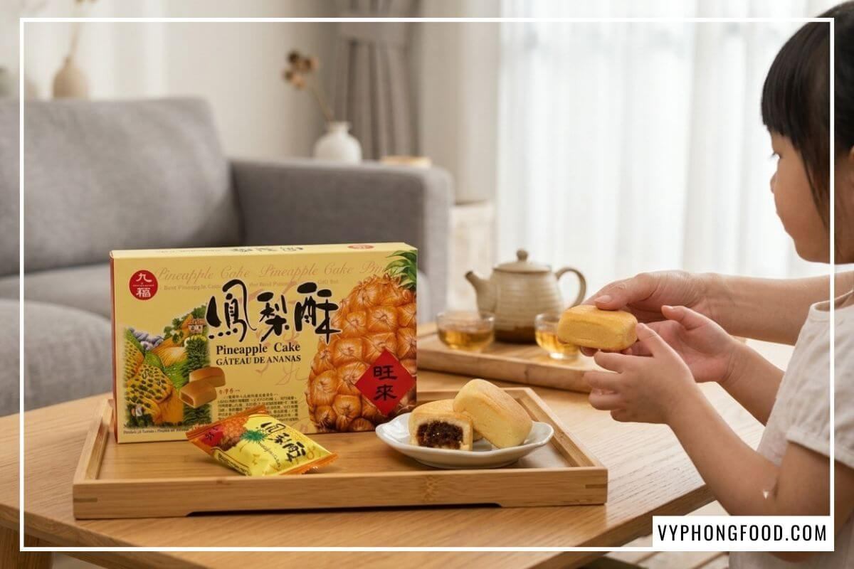 Hộp Bánh dứa Đài Loan Nice Choice 227g đặt cạnh đĩa bánh nướng trên bàn trà phòng khách