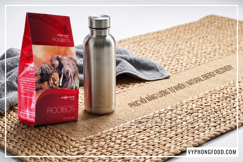 Hình ảnh minh họa các công thức detox sáng tạo gồm trà đá chanh, trà sữa latte và trà bù điện giải được pha chế từ trà rooibos Nam Phi. Thức uống lành mạnh làm từ hồng trà rooibos giúp thanh lọc cơ thể, giải nhiệt mùa hè và mang lại giấc ngủ ngon.