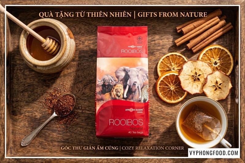Hình ảnh minh họa các công thức detox sáng tạo gồm trà đá chanh, trà sữa latte và trà bù điện giải được pha chế từ trà rooibos Nam Phi. Thức uống lành mạnh làm từ hồng trà rooibos giúp thanh lọc cơ thể, giải nhiệt mùa hè và mang lại giấc ngủ ngon.