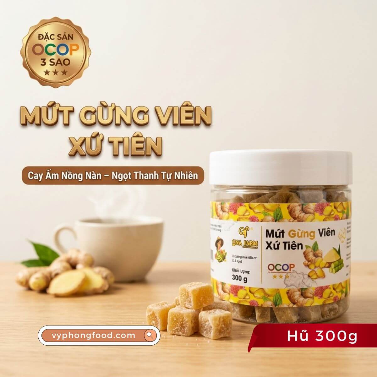 Hũ mứt gừng viên xứ Tiên QNA Farm hũ 300g màu vàng óng giòn rụm bên chén trà nóng tỏa khói