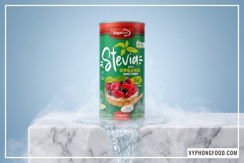 Lon Đường cỏ ngọt Sugarless dạng lon 350g đặt hiên ngang trên phiến đá cẩm thạch trắng mờ sương nghệ thuật, nhãn mác hiển thị rõ ràng chứng nhận hữu cơ Úc để người tiêu dùng biết chính xác mua đường cỏ ngọt stevia ở đâu chính hãng.