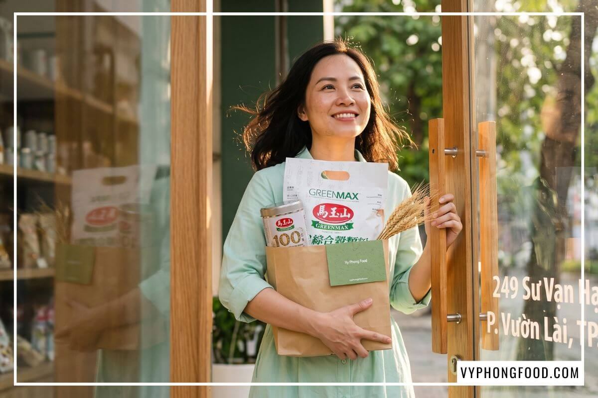 Khách hàng ôm túi bột ngũ cốc 32 hạt và lon Pai Ku Grain bước ra từ shop bán đồ chay 249 Sư Vạn Hạnh dưới nắng chiều.