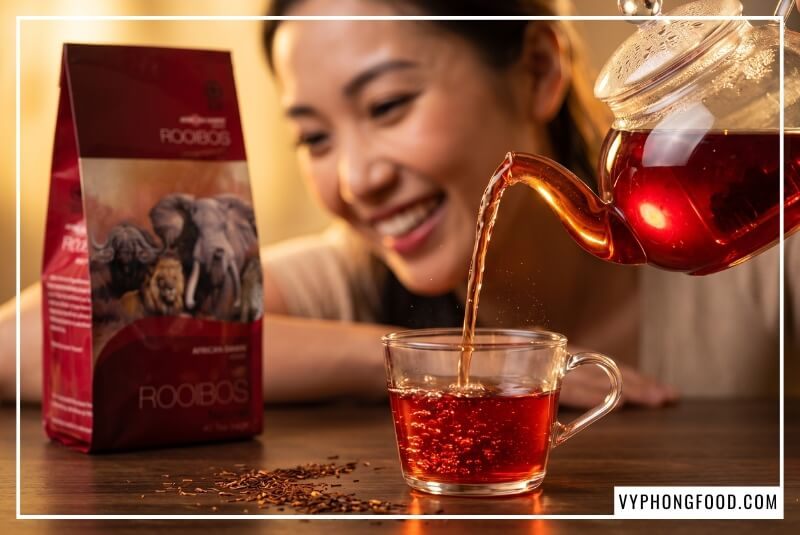 Dòng nước hồng trà rooibos Nam Phi đỏ rooibos rót vào ly giúp trả lời uống trà thảo mộc có tốt không cho tim mạch.