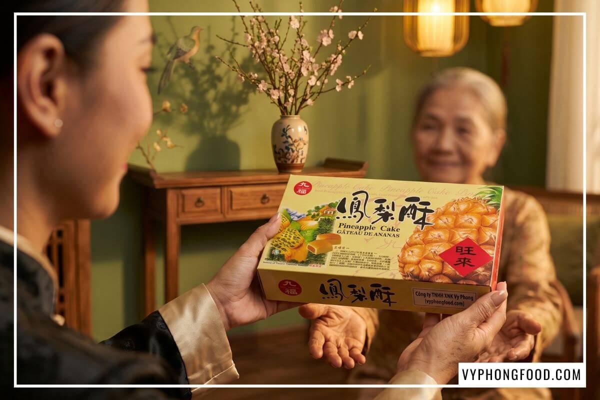 Hai bàn tay trao nhận hộp bánh dứa Nice Choice gửi trọn ý nghĩa của bánh dứa Đài Loan may mắn.