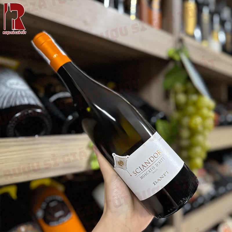 Rượu Vang Ý Ngọt Banfi Sciandor Moscato d'Asti DOCG Muscat có sự dịu nhẹ và êm ái, ngọt nhẹ