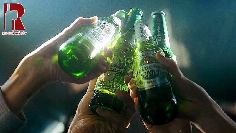 Bia Hà Lan nên được uống lạnh và dùng ly thon dài