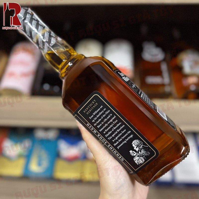 Whisky Evan Williams Black Kentucky Straight Bourbon sở hữu màu hổ phách tuyệt đẹp cùng hương gỗ, vani