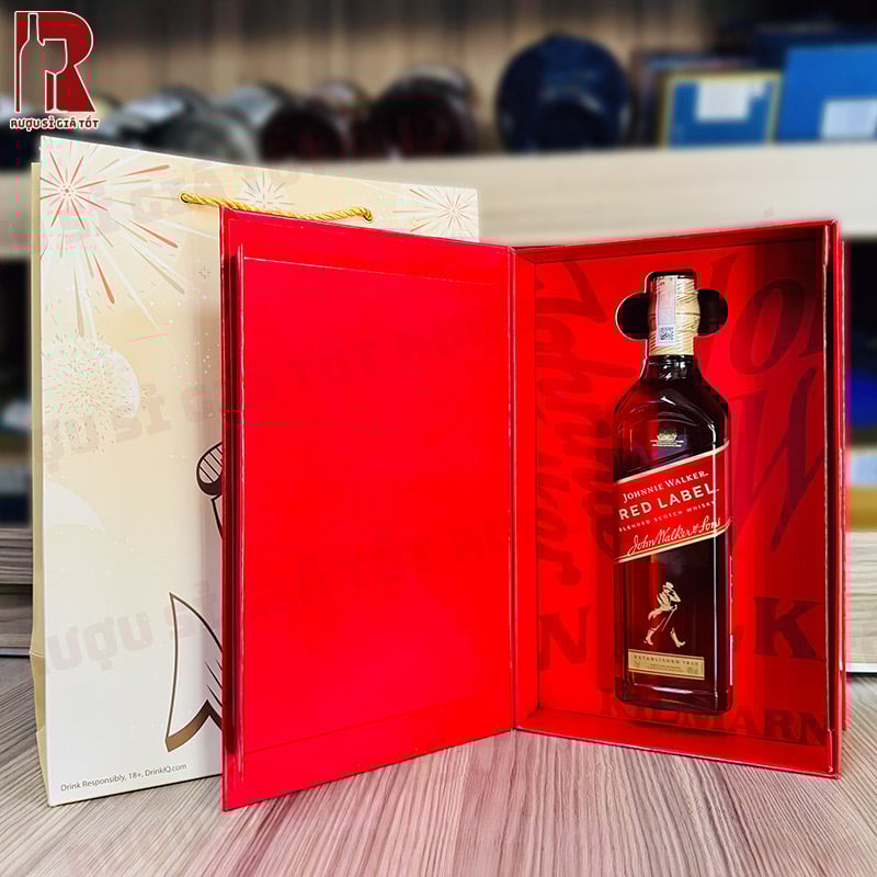 Hộp Quà Tết rượu Johnnie Walker Red Label có ly bên trong không?