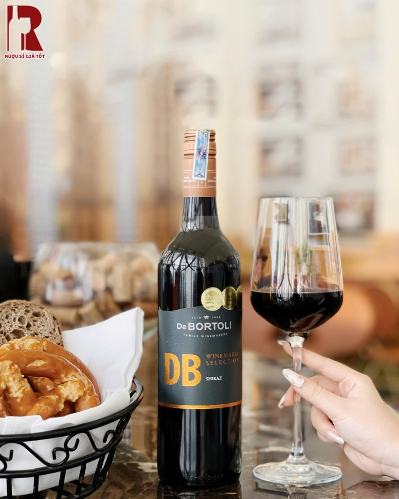 Thưởng Thức Rượu Vang Úc Đỏ De Bortoli DB Winemaker Selection