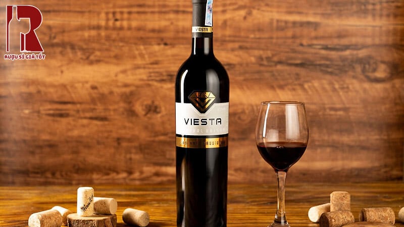 Rượu Vang Central Valley được chế tác chính từ các giống nho châu Âu như là Cabernet Sauvignon, Carmenère, Syrah và Chardonnay