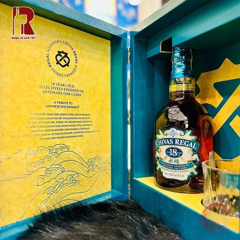 Hộp quà rượu Tết 2026 - Chivas Regal 18 năm Mizunara